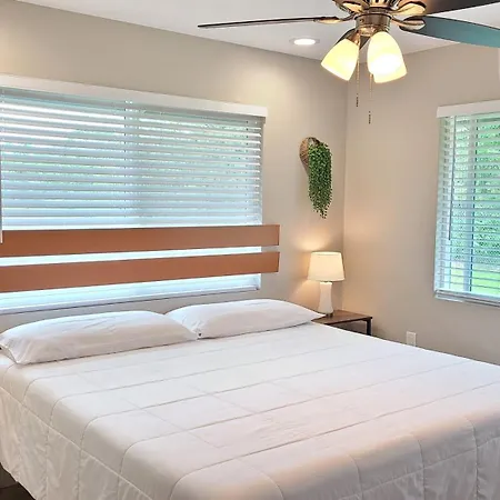 Air Conditioned! Paradise Park Brand New 2-Bedroom Suite